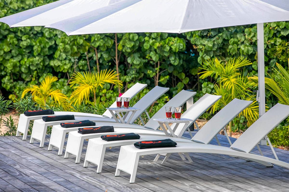 Villa rental St Martin - Pool deckchairs